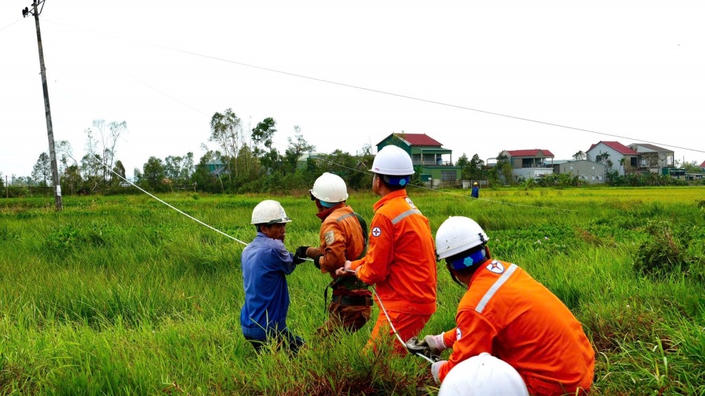 Đội xung kích Công ty Điện lực Quảng Ninh khôi phục hệ thống điện trung thế trên địa bàn xã Can Lộc, Hà Tĩnh sau bão số 5-2025 Đội xung kích Công ty Điện lực Quảng Ninh khôi phục hệ thống điện trung thế trên địa bàn xã Can Lộc, Hà Tĩnh sau bão số 5-2025