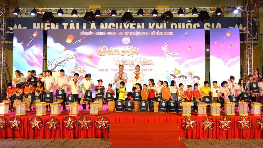 Nhiều phần quà được trao tặng đến các em thiếu nhi xã Bình Minh Nhiều phần quà được trao tặng đến các em thiếu nhi xã Bình Minh