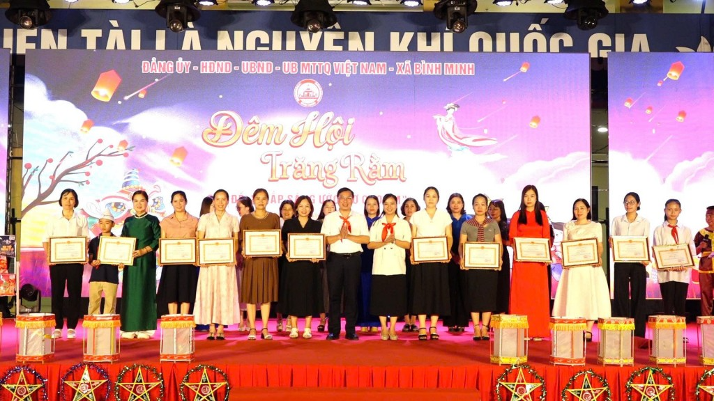 Xã Bình Minh trao giải cho các đơn vị giành giải trong cuộc thi trưng bày gian hàng và mâm cỗ trung thu trong khuôn khổ chương trình Xã Bình Minh trao giải cho các đơn vị giành giải trong cuộc thi trưng bày gian hàng và mâm cỗ trung thu trong khuôn khổ chương trình