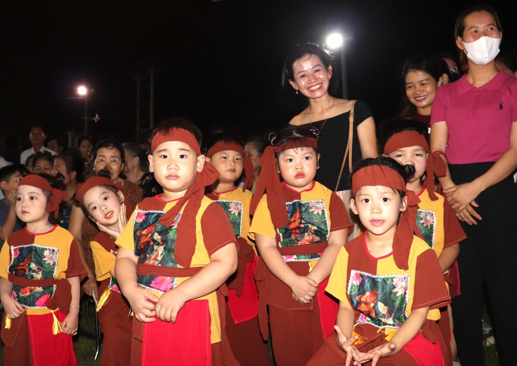 Đông đảo các em nhỏ và phụ huynh, người dân Phú Nghĩa chung vui 