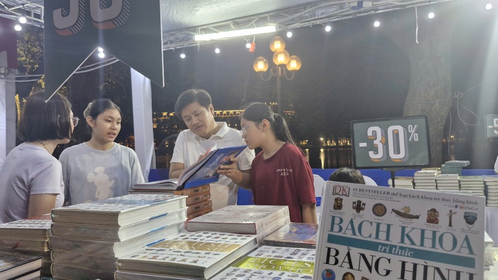 Hội sách thu hút đông đảo bạn đọc Hội sách thu hút đông đảo bạn đọc