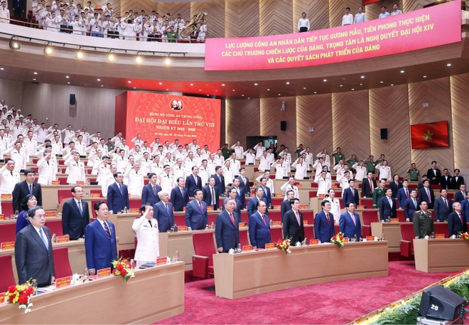 Tổng Bí thư Tô Lâm và các đại biểu thực hiện nghi lễ chào cờ. (Ảnh: Thống Nhất/TTXVN) Tổng Bí thư Tô Lâm và các đại biểu thực hiện nghi lễ chào cờ. (Ảnh: Thống Nhất/TTXVN)