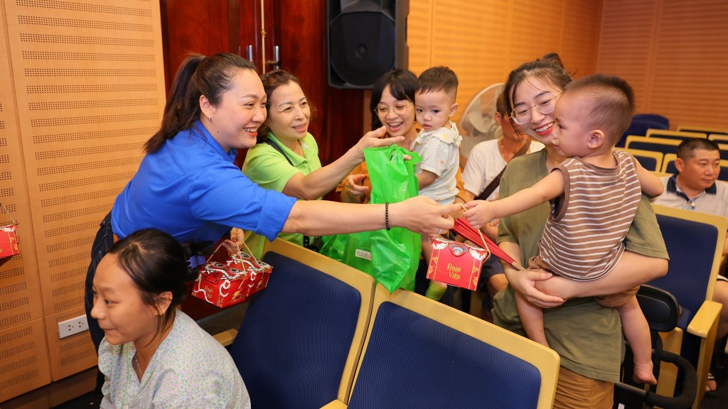 Trung thu ấm áp yêu thương đến với các bệnh nhi tại Bệnh viện Xanh Pôn