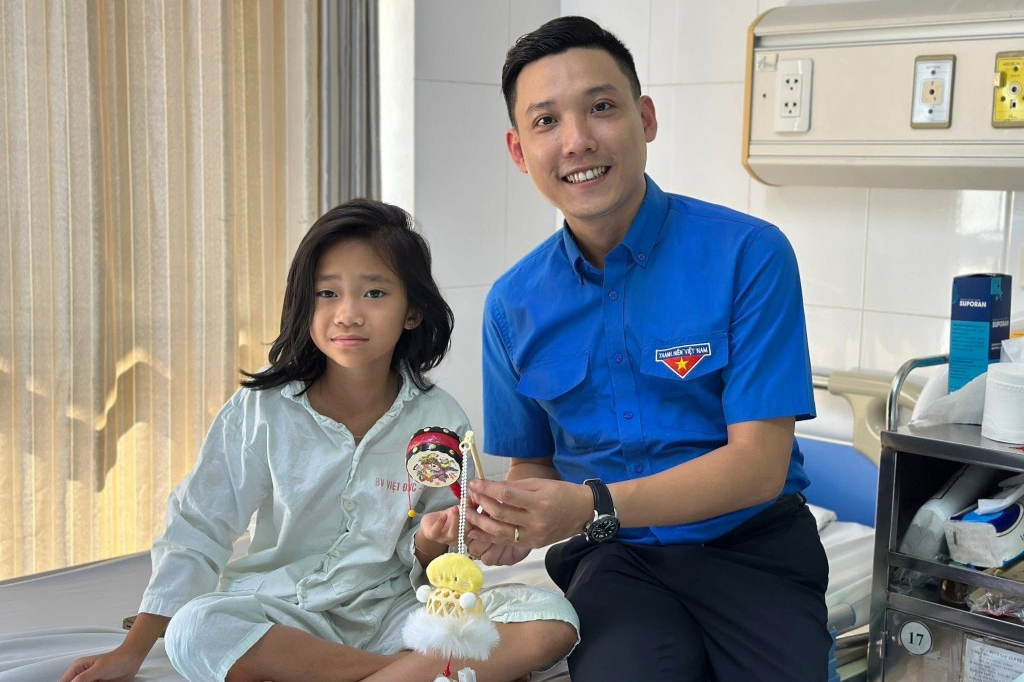 Mang Trung thu vào bệnh viện – Thắp sáng nụ cười trẻ thơ