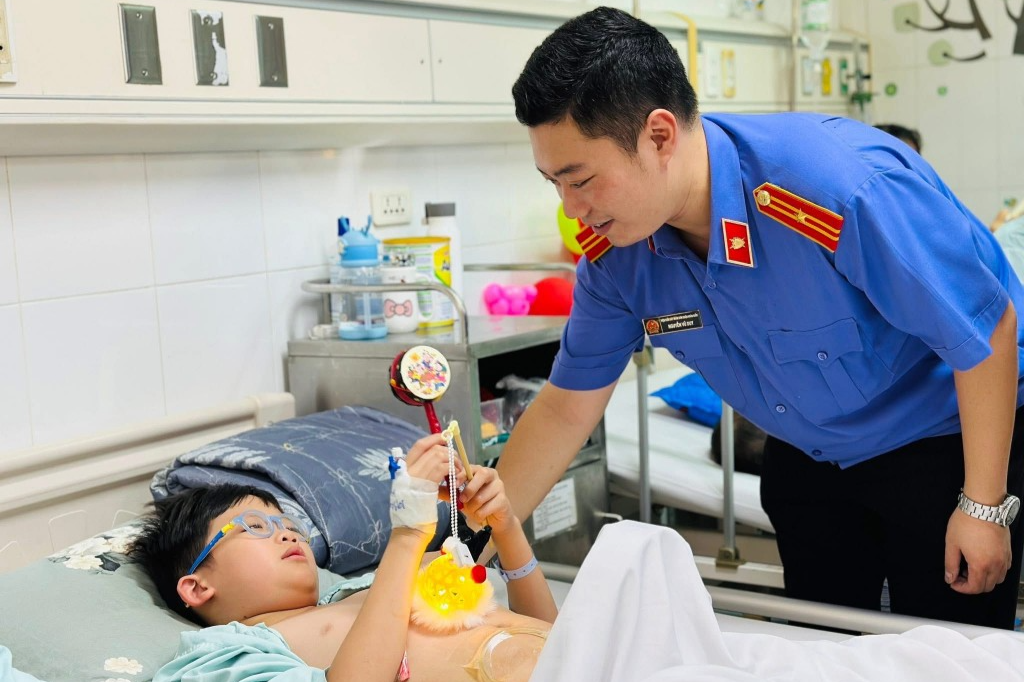 Mang Trung thu vào bệnh viện – Thắp sáng nụ cười trẻ thơ