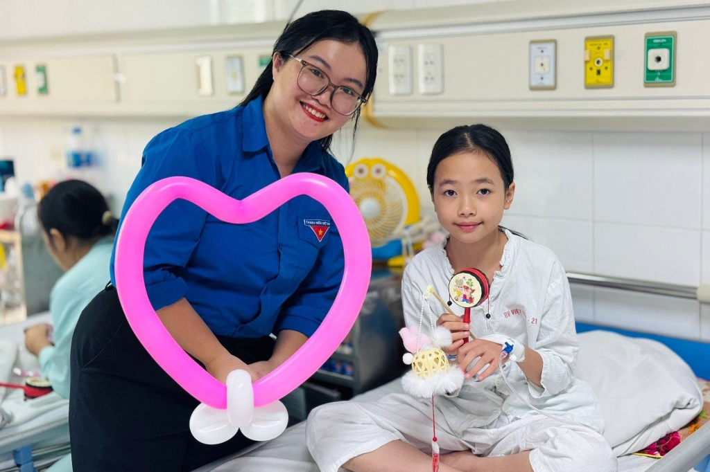 Mang Trung thu vào bệnh viện – Thắp sáng nụ cười trẻ thơ