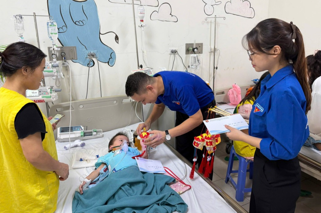 Đoàn phường Đông Ngạc mang Tết Trung thu đến với các em nhỏ tại Bệnh viện E