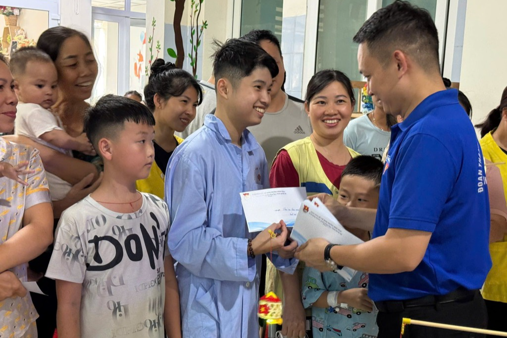 Những món quà ý nghĩa được trao gửi đến các bệnh nhi 