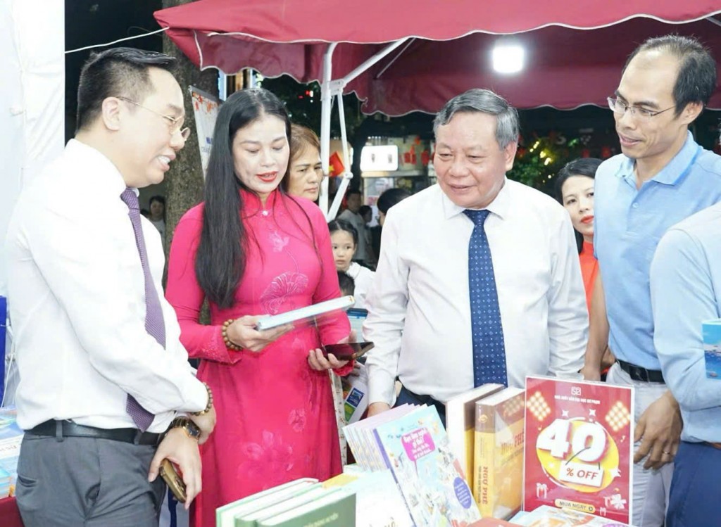 Phó Bí thư Thường trực Thành ủy Hà Nội Nguyễn Văn Phong và Giám đốc Sở Văn hóa và Thể thao Bạch Liên Hương cùng các vị đại biểu tham quan Hội sách Phó Bí thư Thường trực Thành ủy Hà Nội Nguyễn Văn Phong và Giám đốc Sở Văn hóa và Thể thao Bạch Liên Hương cùng các vị đại biểu tham quan Hội sách