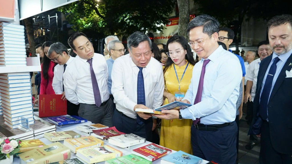 Phó Bí thư Thường trực Thành ủy Hà Nội Nguyễn Văn Phong, Trưởng ban Tổ chức Thành ủy Hà Nội Hà Minh Hải cùng các đại biểu tham quan Hội sách Phó Bí thư Thường trực Thành ủy Hà Nội Nguyễn Văn Phong, Trưởng ban Tổ chức Thành ủy Hà Nội Hà Minh Hải cùng các đại biểu tham quan Hội sách