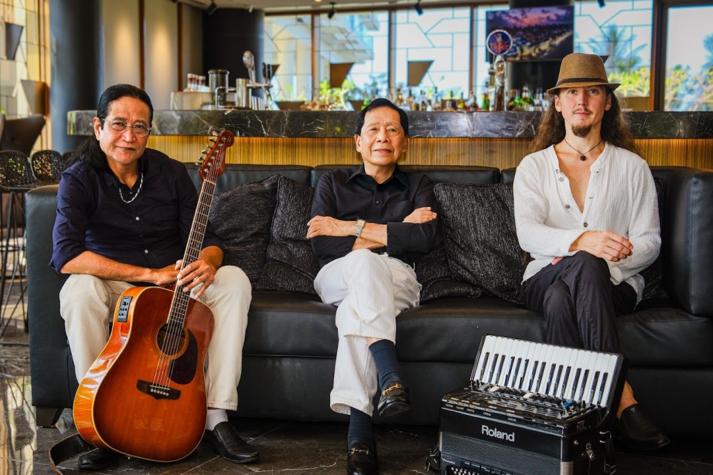 Ban nhạc The Alma Teddies: guitarist kiêm ca sĩ Alex Sunder - nghệ sĩ piano Ben - nghệ sĩ accordion Igor Navalikhin