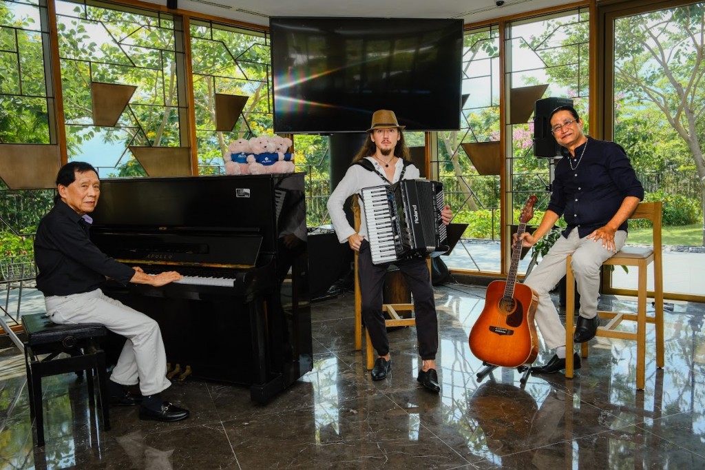 Ban nhạc sẽ biểu diễn các ca khúc nhạc pop và rock tại American Bar (Alma Resort) từ 19:15-22:00 vào các ngày từ thứ Hai đến thứ Bảy hàng tuần. 