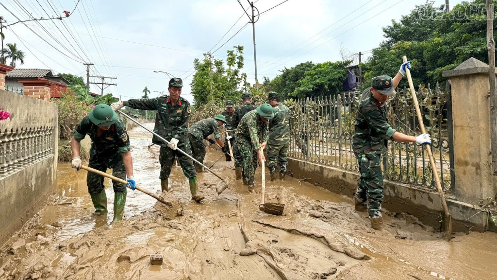 Bộ Chỉ huy Quân sự tỉnh Lào Cai huy động tối đa lực lượng, nỗ lực giúp dân Bộ Chỉ huy Quân sự tỉnh Lào Cai huy động tối đa lực lượng, nỗ lực giúp dân
