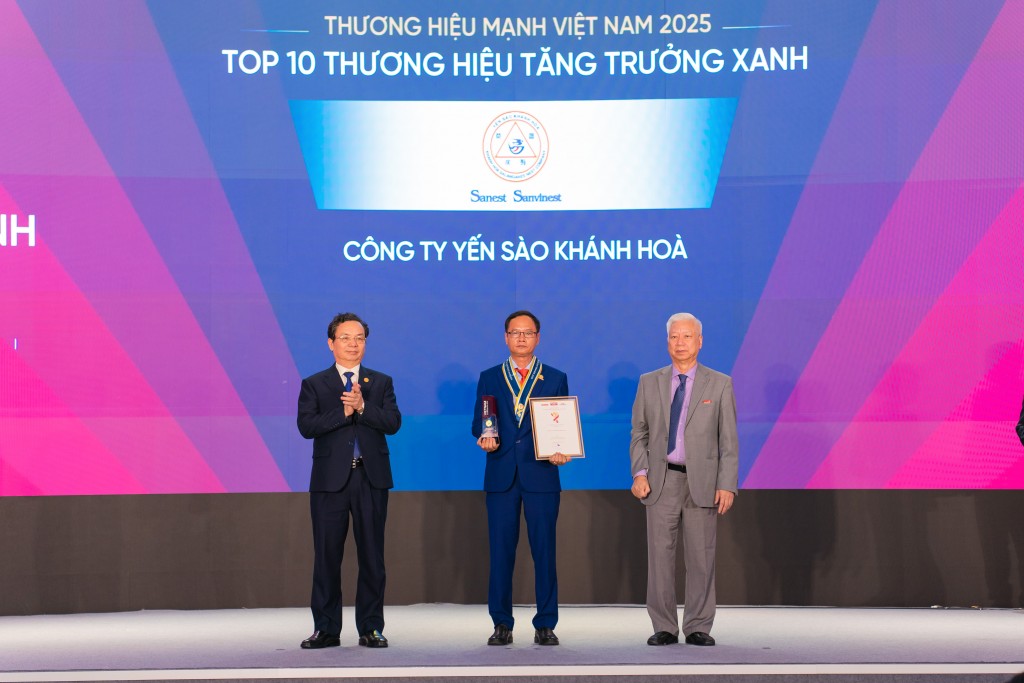 Ông Nguyễn Khoa Bảo, Phó Tổng Giám đốc Công ty Yến sào Khánh Hòa nhận Kỷ niệm chương và giấy chứng nhận nhận Top 10 Thương hiệu Tăng trưởng Xanh 2025