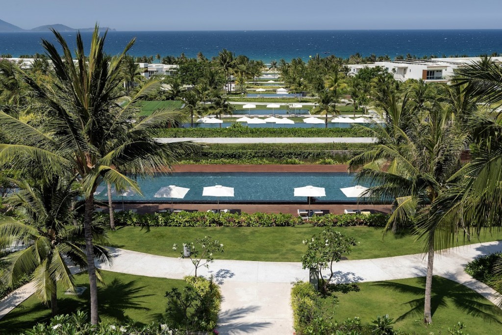 Ngoài các hồ bơi tại các biệt thự, Alma Resort Cam Ranh còn có 12 hồ bơi chính trải dài ra tận bờ biển đã được vinh danh Top 3 “Hồ bơi Khách sạn Tốt nhất Việt Nam”