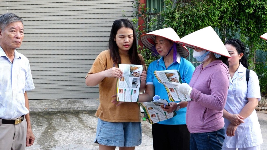 Xã Bát Tràng ra quân vệ sinh môi trường phòng chống sốt xuất huyết