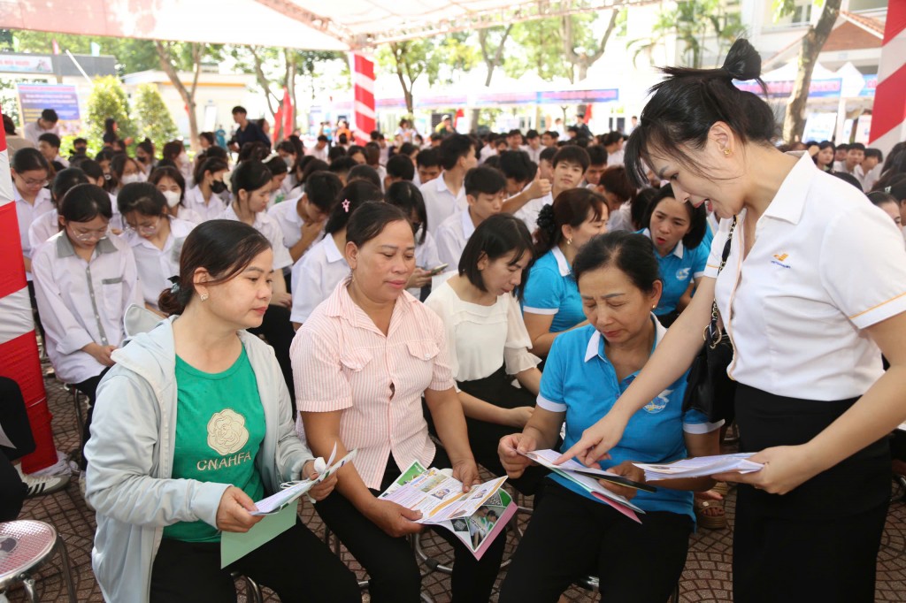 Hà Nội: Phiên giao dịch việc làm cấp xã đầu tiên thu hút hàng nghìn lao động