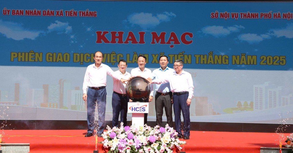 Các đồng chí lãnh đạo thực hiện nghi thức khai mạc Phiên giao dịch việc làm xã Tiến Thắng năm 2025. 