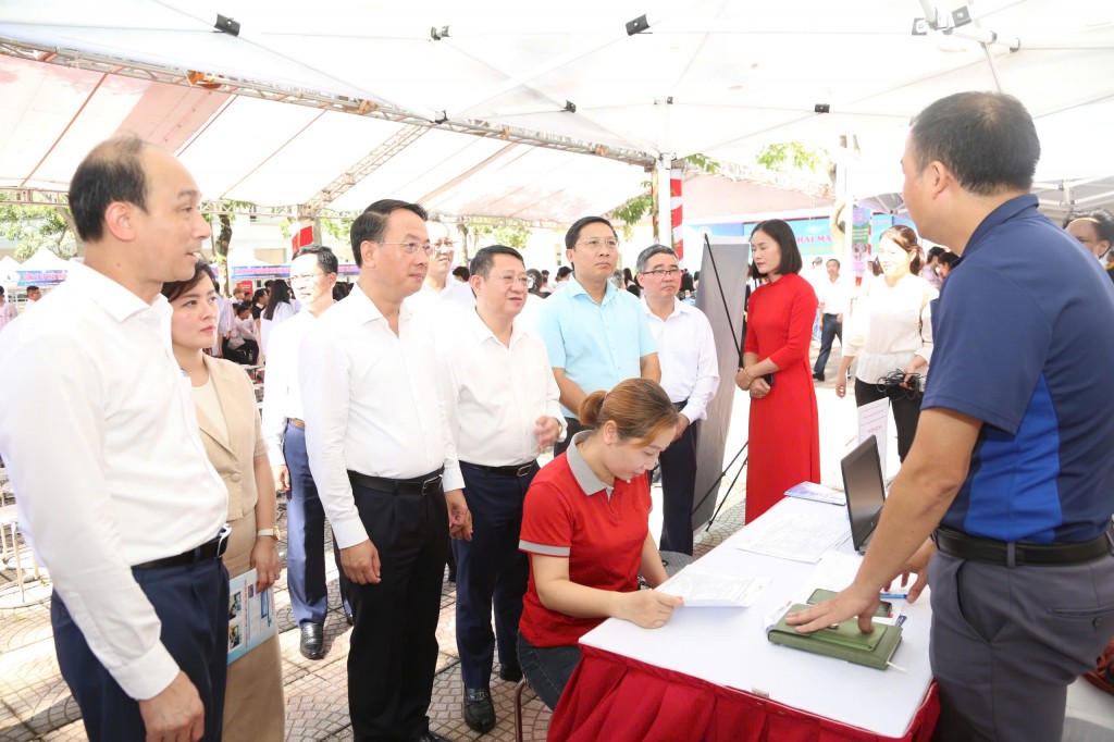 Hà Nội: Phiên giao dịch việc làm cấp xã đầu tiên thu hút hàng nghìn lao động
