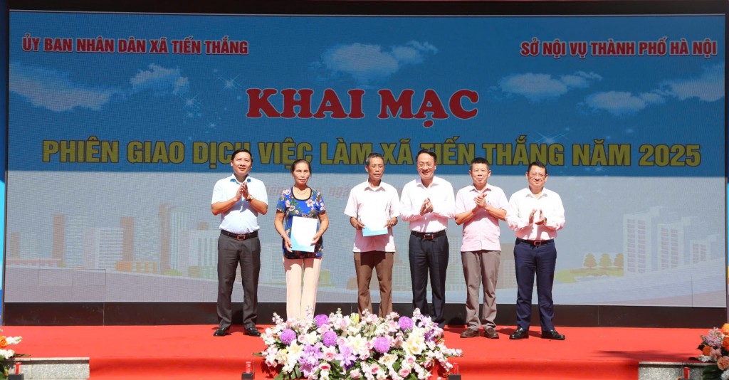 Hà Nội: Phiên giao dịch việc làm cấp xã đầu tiên thu hút hàng nghìn lao động