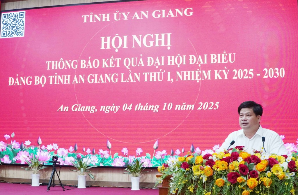 Ủy viên Ban Thường vụ, Trưởng Ban Tuyên giáo và Dân vận Tỉnh ủy An Giang Tống Phước Trường thông báo nhanh kết quả Đại hội đại biểu Đảng bộ tỉnh An Giang lần thứ I, nhiệm kỳ 2025 - 2030 (ảnh: Thu Oanh)