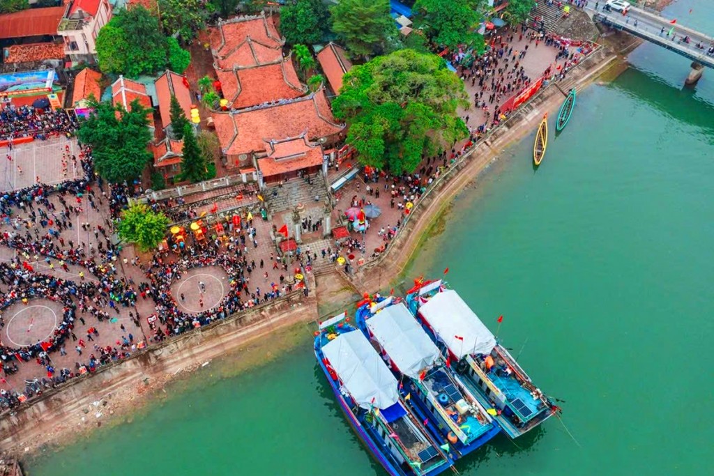 Toàn cảnh Đền Cờn (phường Quỳnh Phương, thị xã Hoàng Mai) nhìn từ trên cao – ngôi đền cổ hơn 800 năm tuổi, được xem là “nhất Cờn, nhì Quả” trong tứ danh lam xứ Nghệ.