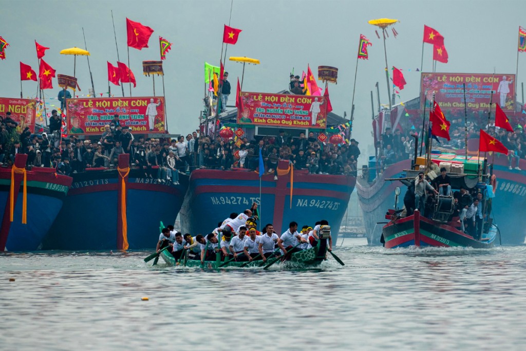 Sau lễ rước kiệu là hội đua thuyền trên sông Mai Giang