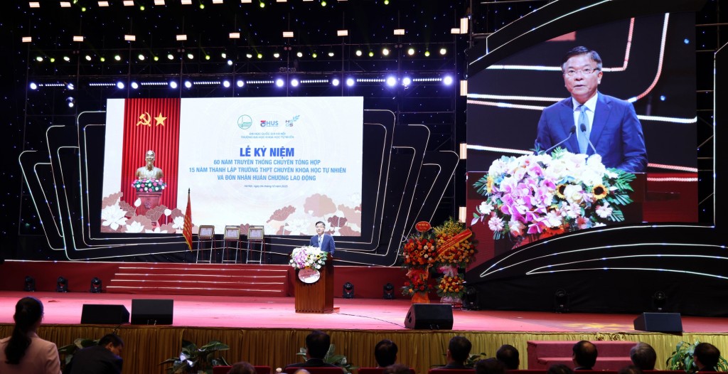 Phó Thủ tướng Lê Thành Long dự Lễ Kỷ niệm 60 năm truyền thống các khối chuyên Trường Đại học Tổng hợp Hà Nội và 15 năm thành lập Trường THPT Chuyên Khoa học Tự nhiên, Trường Đại học Khoa học Tự nhiên, Đại học Quốc gia Hà Nội - Ảnh: VGP/Đức Tuân