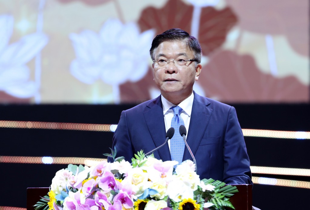 Phó Thủ tướng biểu dương và chúc mừng những thành tích rất xuất sắc của các thế hệ thầy và trò Trường Chuyên Tổng hợp – Khoa học Tự nhiên trong suốt chặng đường 60 năm qua - Ảnh: VGP/Đức Tuân