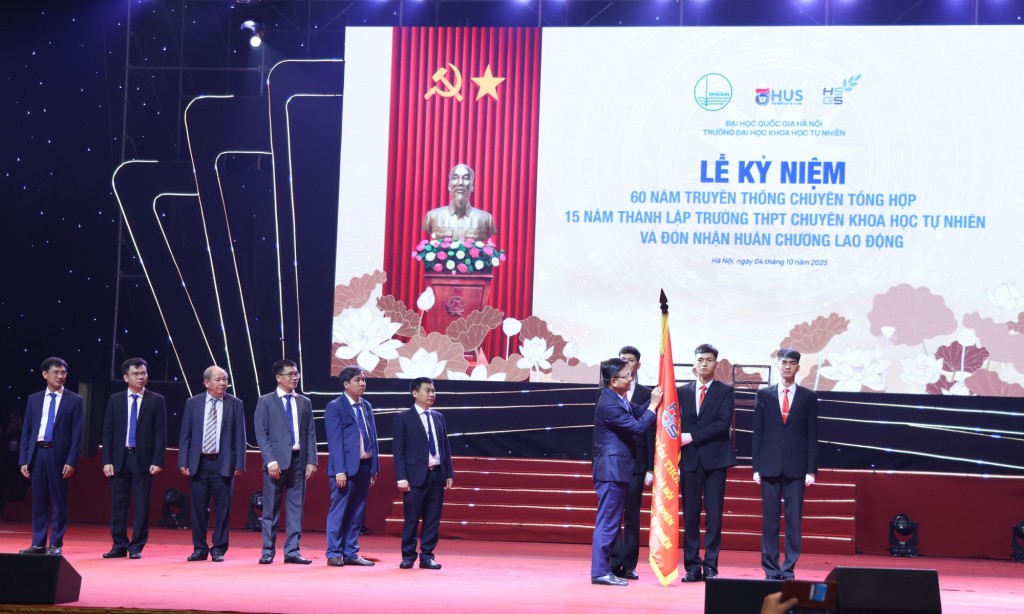 Phó Thủ tướng gắn Huân chương Lao động lên Lá cờ truyền thống của Trường THPT Chuyên Khoa học Tự nhiên - Ảnh: VGP/Đức Tuân