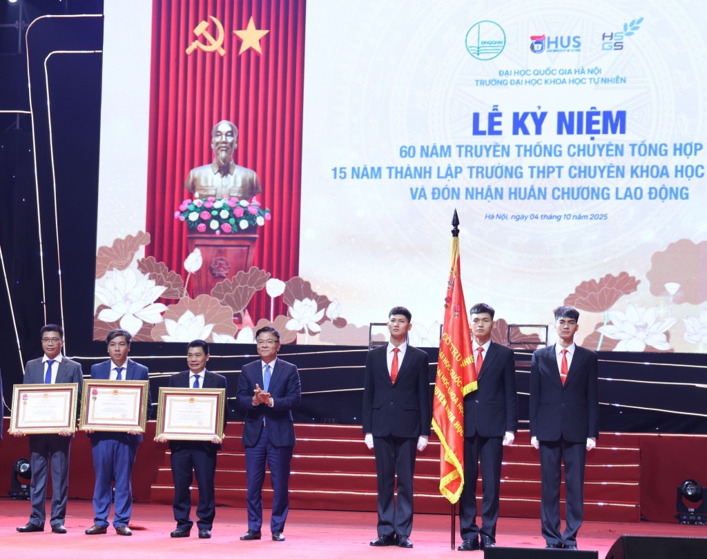 Phó Thủ tướng Chính phủ Lê Thành Long trao Huân chương Lao động cho Trường THPT Chuyên Khoa học Tự nhiên - Ảnh: VGP/Đức Tuân