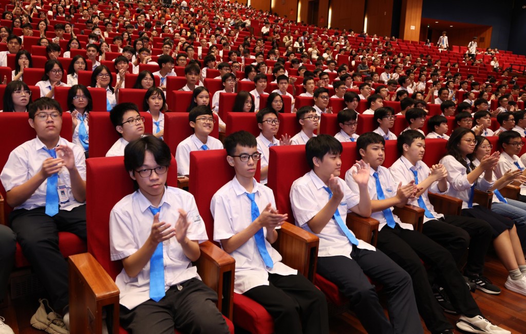 Các em học Trường THPT Chuyên Khoa học Tự nhiên tại buổi lễ - Ảnh: VGP/Đức Tuân