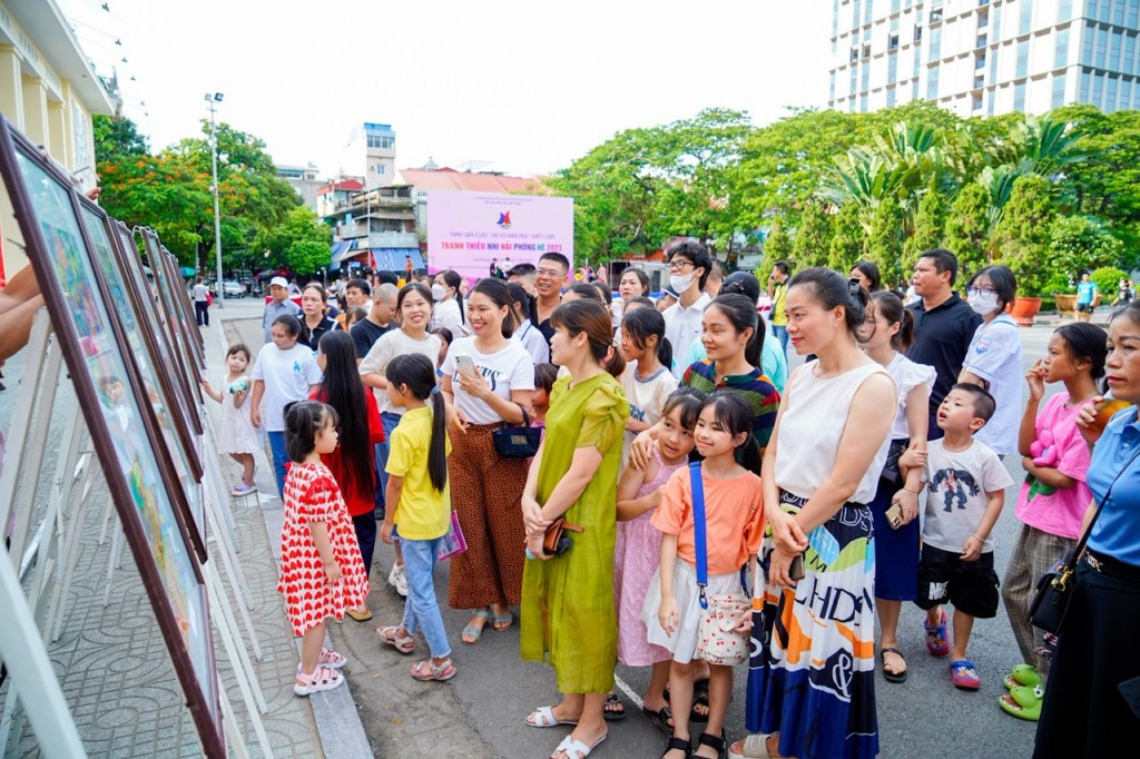 Đông đảo phụ huynh và các em nhỏ hào hứng tham quan, thưởng lãm các tác phẩm tại Cuộc thi và Triển lãm Tranh Thiếu nhi Toàn quốc 2025 ở Hải Phòng. Đông đảo phụ huynh và các em nhỏ hào hứng tham quan, thưởng lãm các tác phẩm tại Cuộc thi và Triển lãm Tranh Thiếu nhi Toàn quốc 2025 ở Hải Phòng.