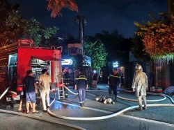 Hướng dẫn nhiều người hoảng loạn thoát khỏi đám cháy ở Yên Xá