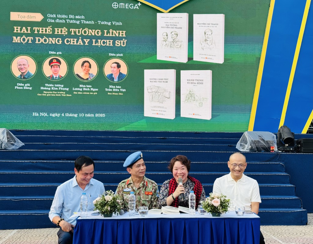 Các diễn giả chia sẻ tại buổi toạ đàm “Hai thế hệ tướng lĩnh - Một dòng chảy lịch sử”