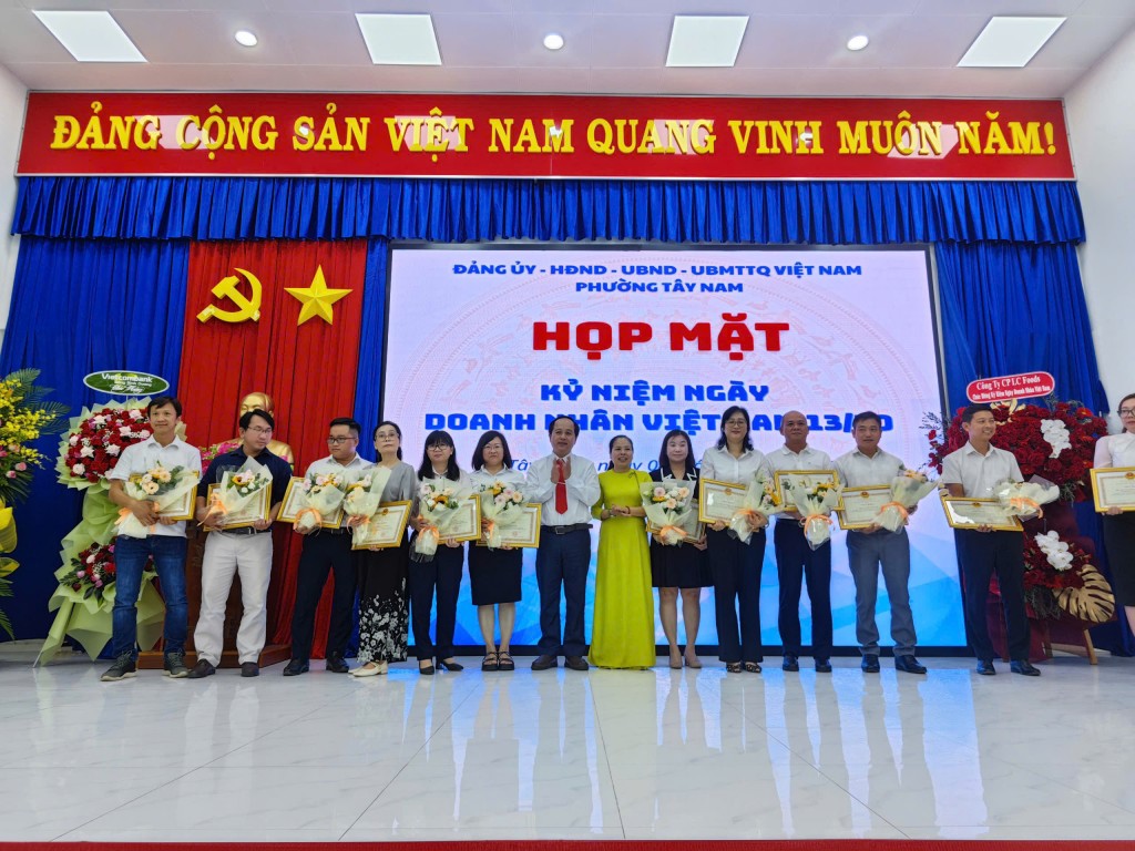 UBND phường Tây Nam đã khen thưởng các doanh nghiệp, doanh nhân có nhiều đóng góp tích cực trong hoạt động sản xuất, kinh doanh, góp phần vào phát triển kinh tế - xã hội của địa phương.