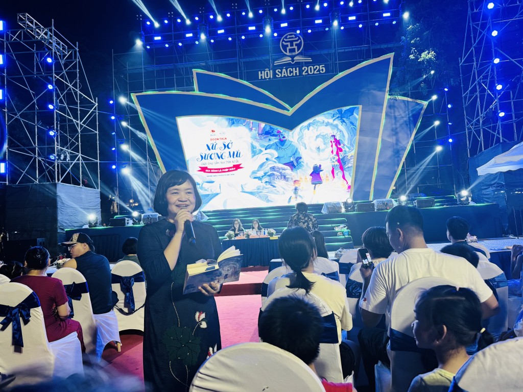 Tiến sĩ Nguyễn Thuỵ Anh giới thiệu về cuốn sách với độc giả