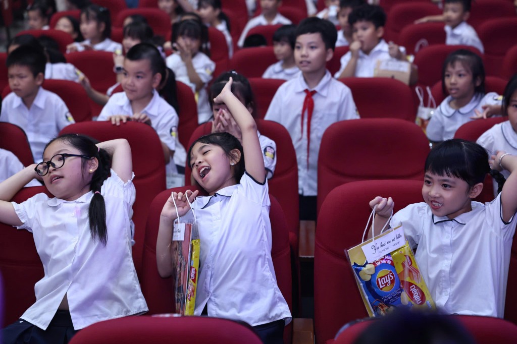 Các bạn nhỏ thích thú nhận quà Trung thu. (Ảnh: Thanh Tùng)