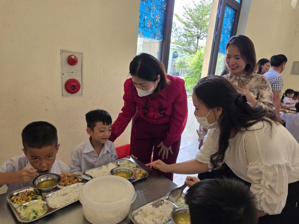 Lãnh đạo UBND xã Quảng Bị đi kiểm tra đột xuất xuất ăn bán trú trường Tiểu học Hợp Đồng