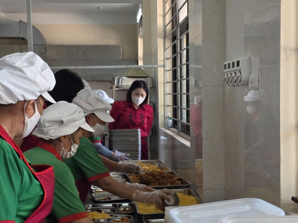 Đồng chí Tô Thị Đào, Phó Chủ tịch UBND xã Quảng Bị đi kiểm tra đột xuất bữa aen bán trú tại trường Tiểu học Hoàng Diệu
