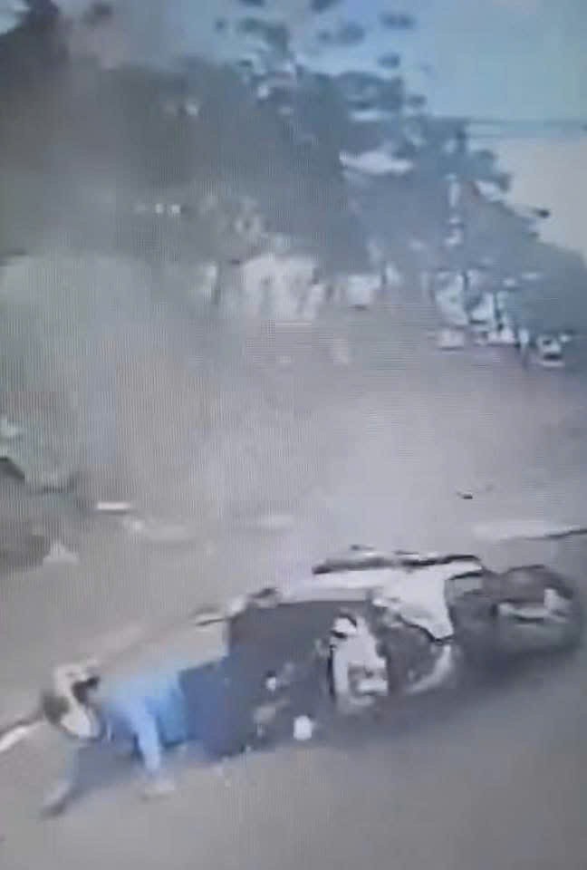 Người đi đường bị thương ngã xe sau vụ nổ