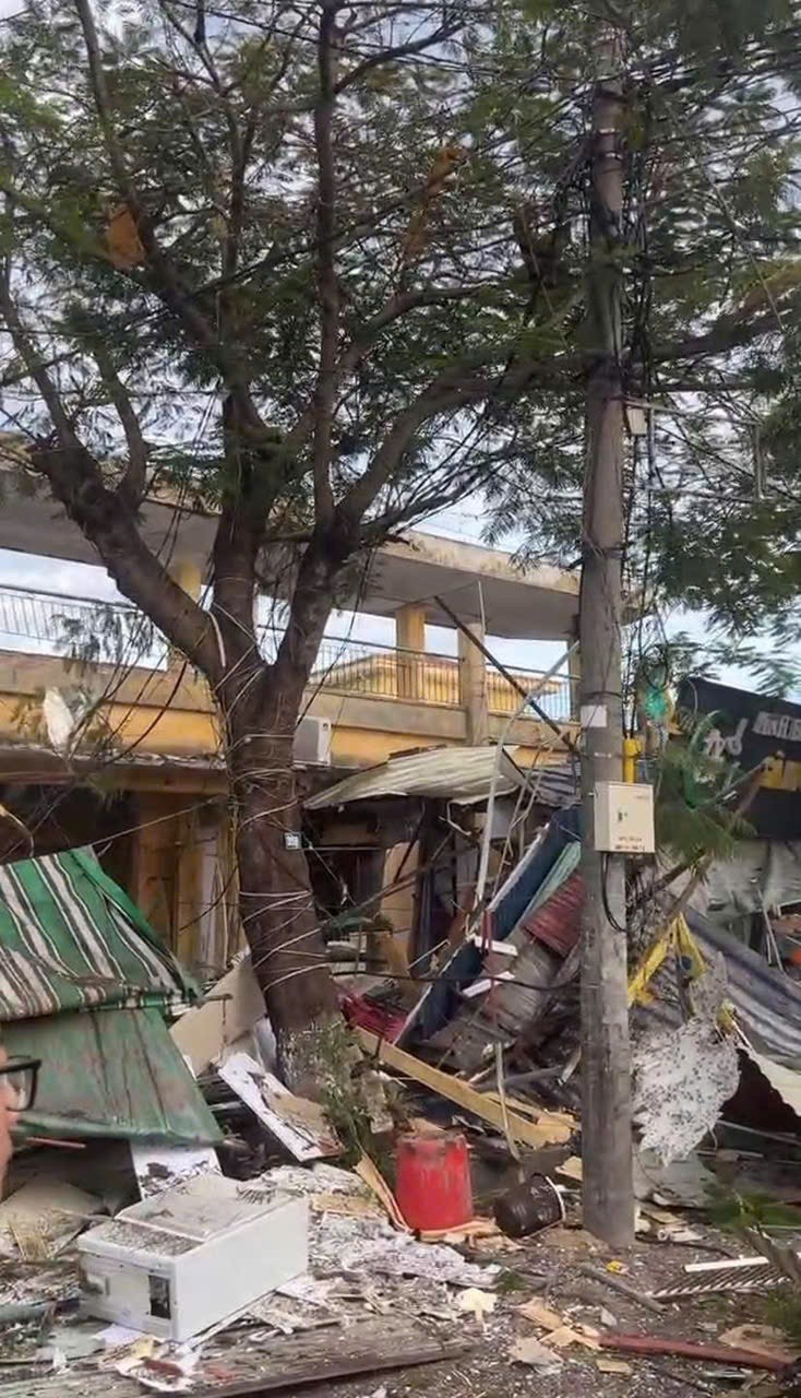 Hiện trường tan hoang, mái tôn và nhiều vật liệu bị hất tung sau vụ nổ