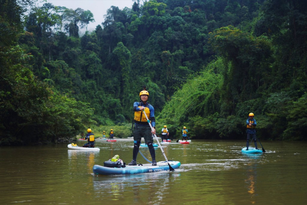 Chèo thuyền kayak trên sông Giăng – hoạt động du lịch sinh thái được giới trẻ yêu thích. Dòng sông uốn lượn giữa rừng già, mặt nước phẳng lặng phản chiếu mây trời Pù Mát.