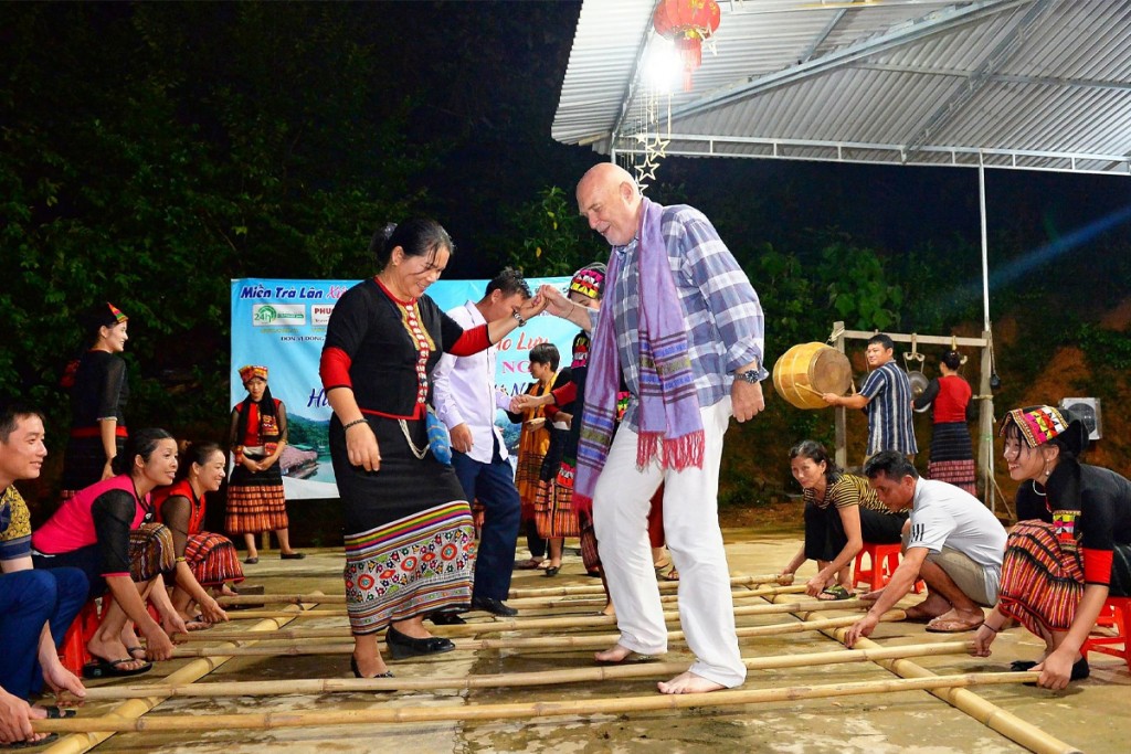 Nhiều khách Tây mê điệu múa sạp và những nét văn hóa truyền thống của đồng bào Thái huyện Con Cuông. Ảnh: Thành Cường