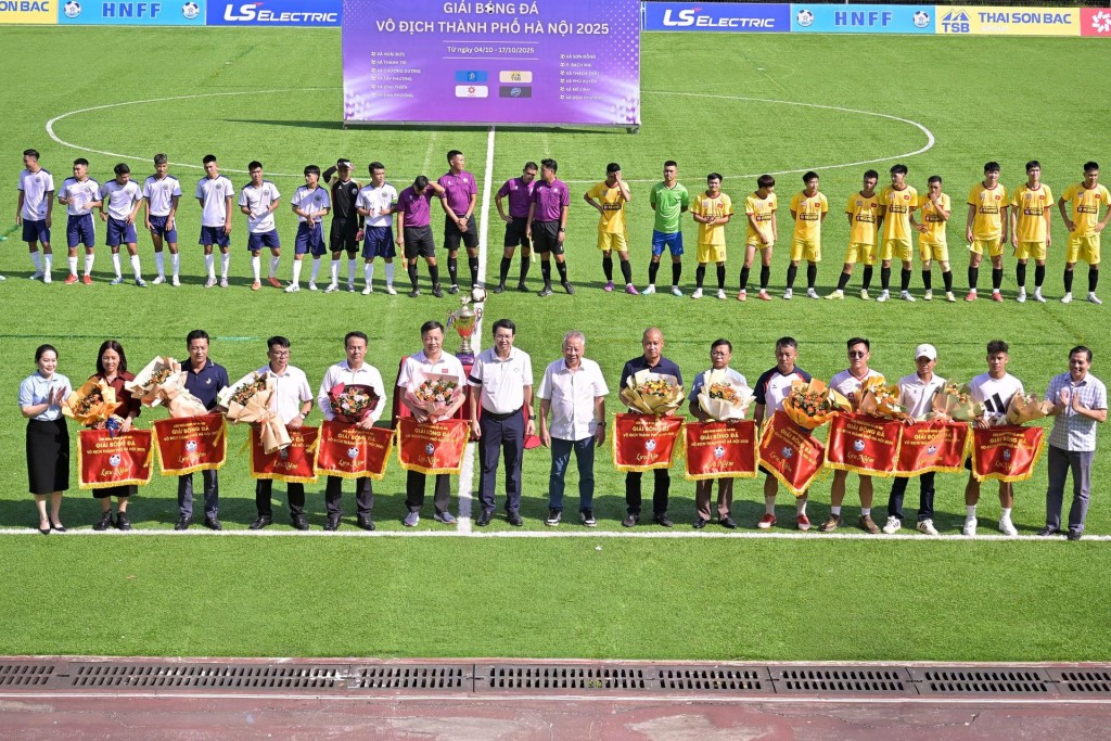 Ban tổ chức tặng hoa chúc mừng các đội bóng tham dự. Ban tổ chức tặng hoa chúc mừng các đội bóng tham dự.