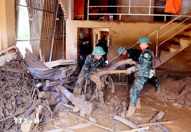 Lực lượng bộ đội được huy động để giúp nhân dân xã Chiềng Sơ nhanh chóng khắc phục hậu quả của lũ ống, lũ quét. (Ảnh: Quang Quyết/TTXVN) Lực lượng bộ đội được huy động để giúp nhân dân xã Chiềng Sơ nhanh chóng khắc phục hậu quả của lũ ống, lũ quét. (Ảnh: Quang Quyết/TTXVN)