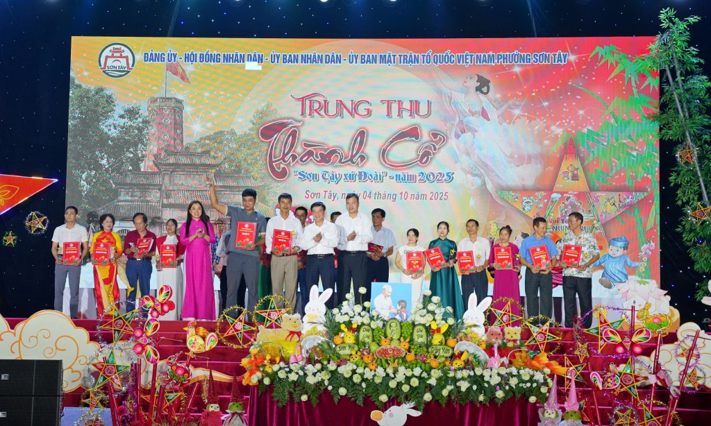 Rực rỡ sắc màu tại đêm hội Trung thu thành cổ Sơn Tây Rực rỡ sắc màu tại đêm hội Trung thu thành cổ Sơn Tây