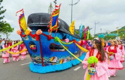 Vũng Tàu nhộn nhịp du khách tham gia lễ hội Nghinh Ông