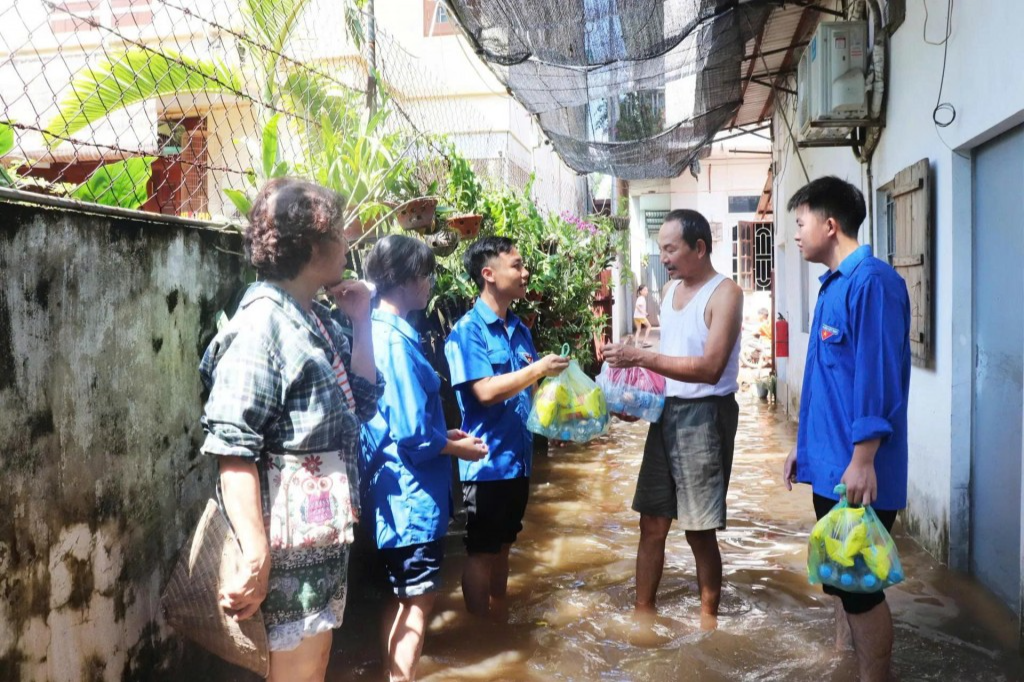 Thanh niên Thủ đô trao quà hỗ trợ những gia đình bị ngập lụt 