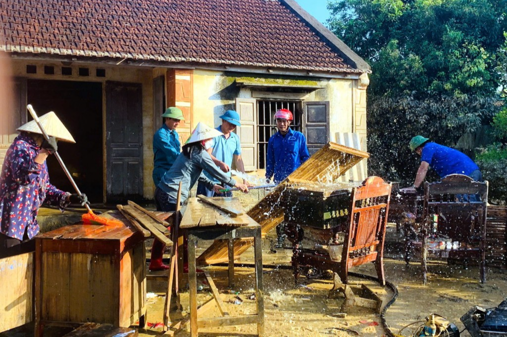 Thanh niên Nghệ An tham gia vệ sinh môi trườn